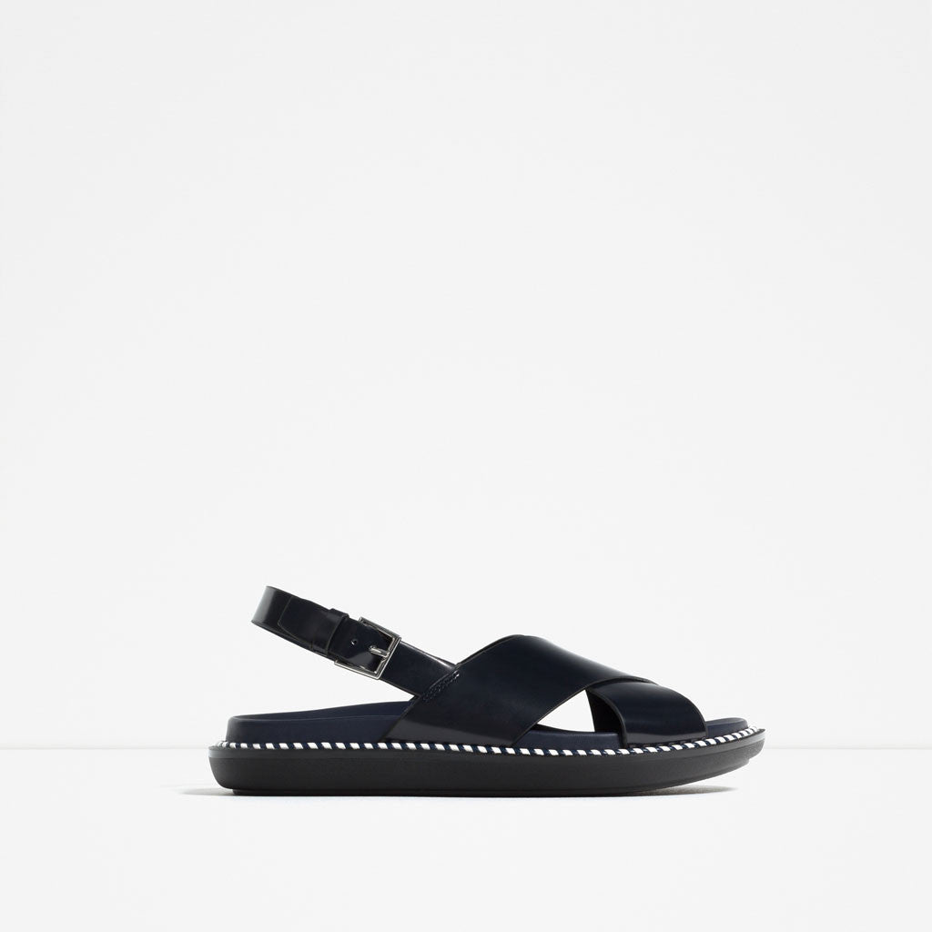 FLAT SANDALS WITH CROSSOVER STRAP