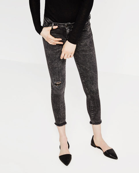 CROPPED FIT MID-RISE JEANS